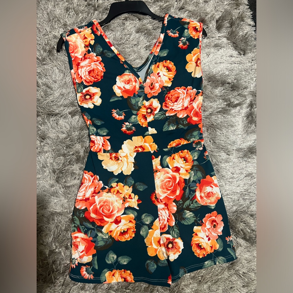 Urban Rose Small size women short pants jumper Green with flowers.